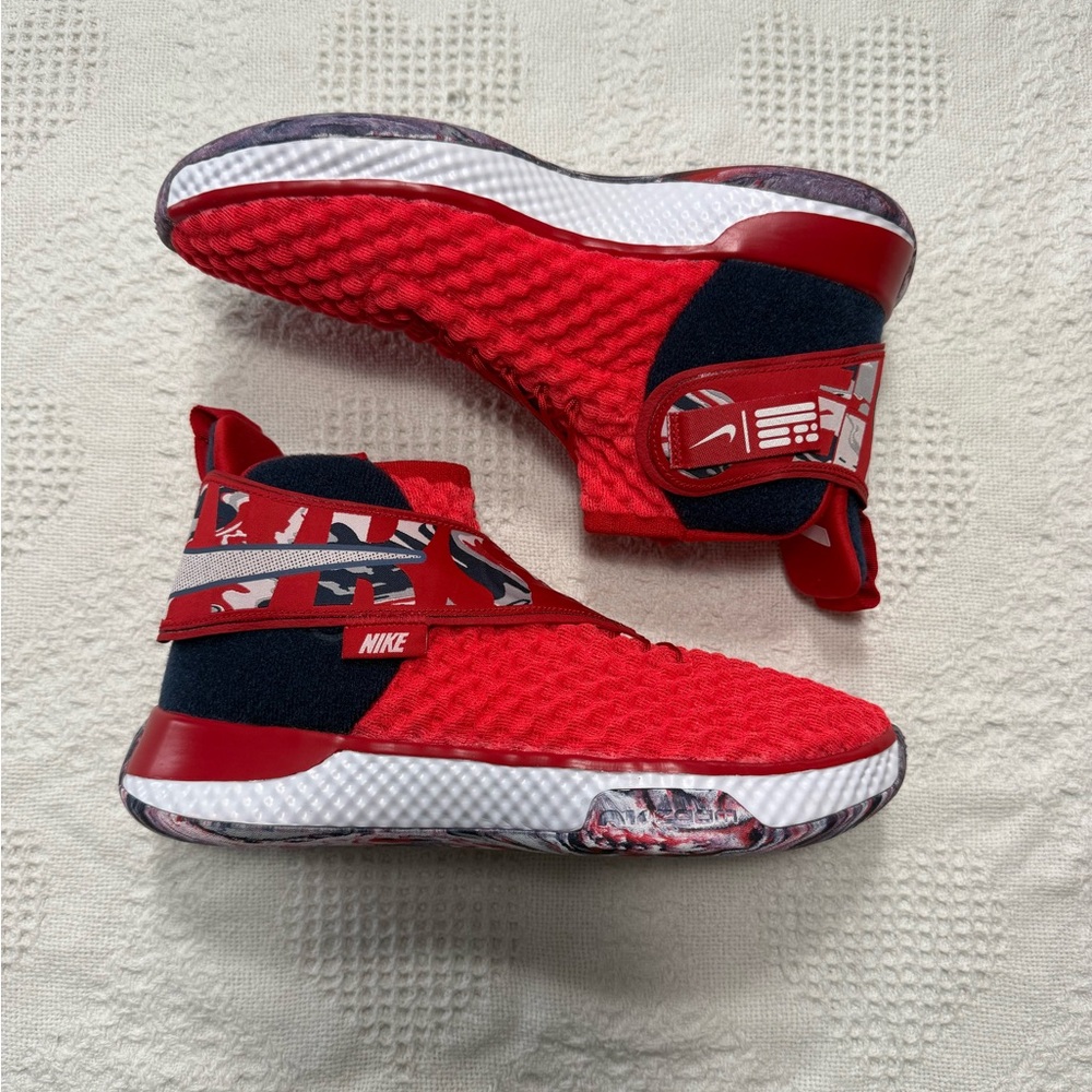 Nike Air Zoom UNVRS FlyEase Red Sneakers (7.5 MENS)